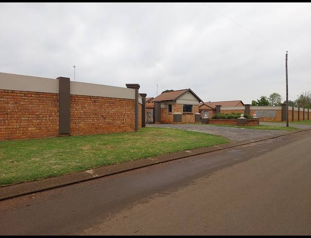 2 BEDROOM TOWNHOUSE FOR SALE IN RIVERSDALE